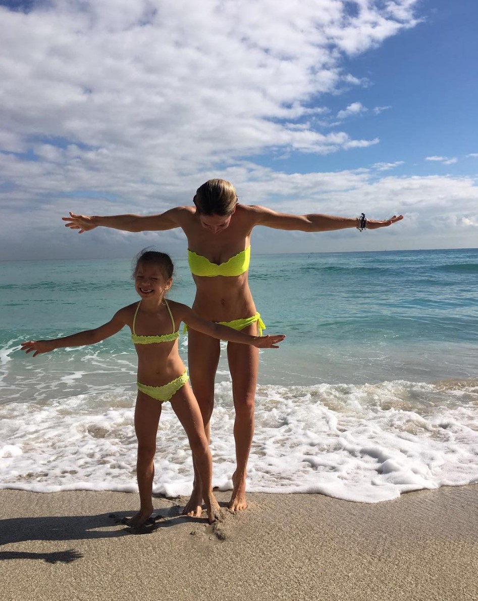 Вера Брежнева с младшей дочерью Сарой.