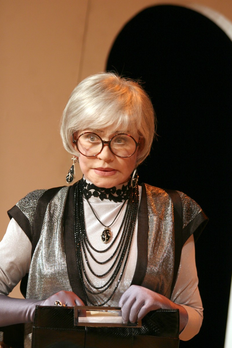 Каждое появление актрисы на сцене производит фурор.