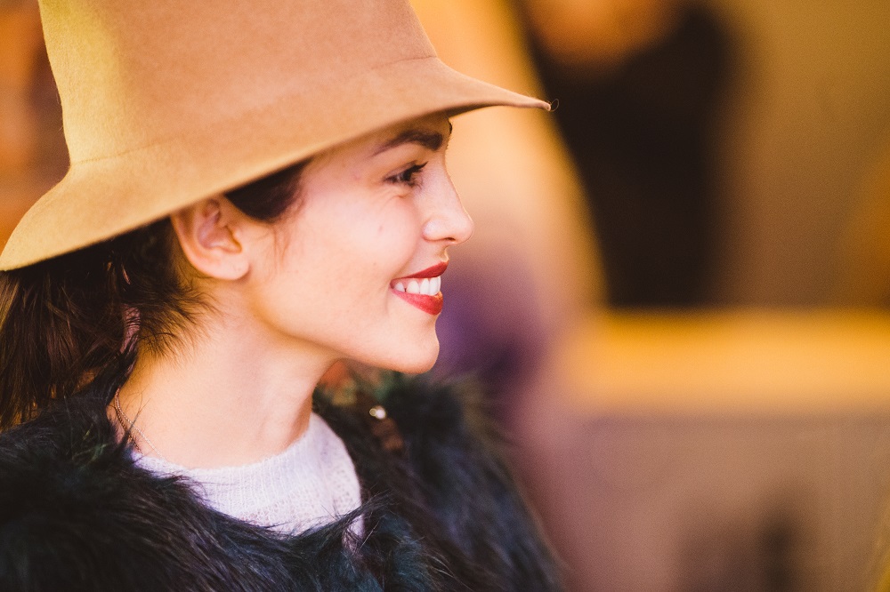 Сати надела стильную шляпку.