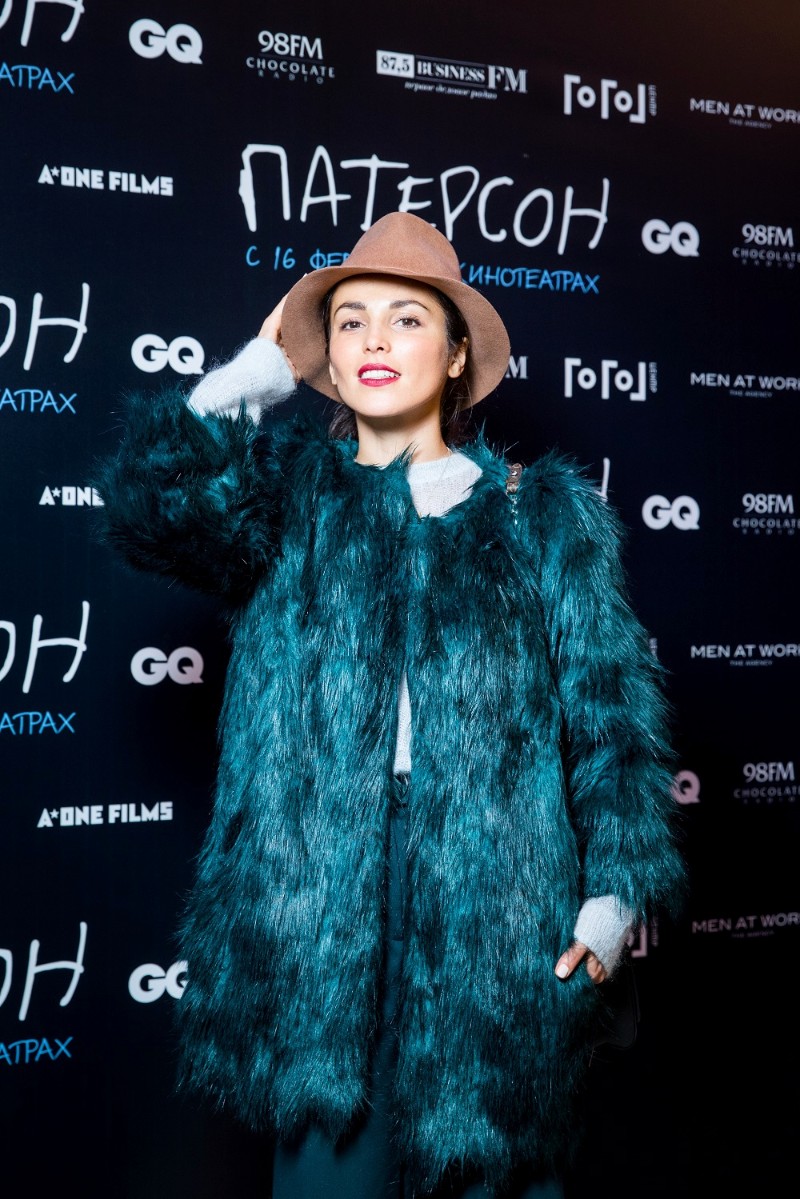 Сати Казановой было тепло в ее яркой шубке.