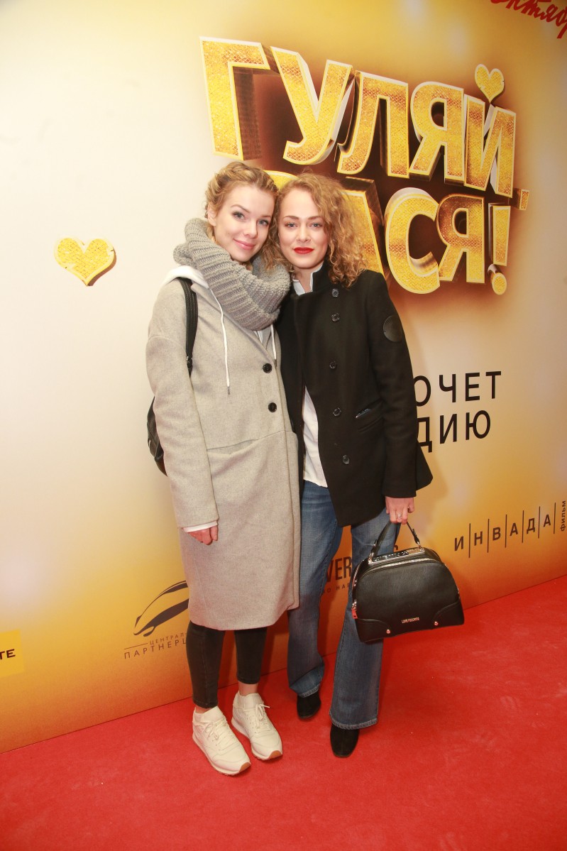 Подружки Анна Старшенбаум и Аглая Тарасова.