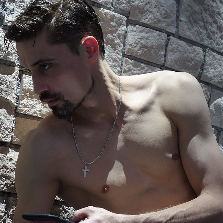 Певец Дима Билан тоже не против погреться.