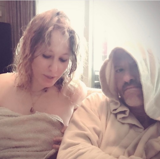 Ведущая Ксения Собчак интригует поклонников, выкладывая совместные фото из бани с Федором Бондарчуком.