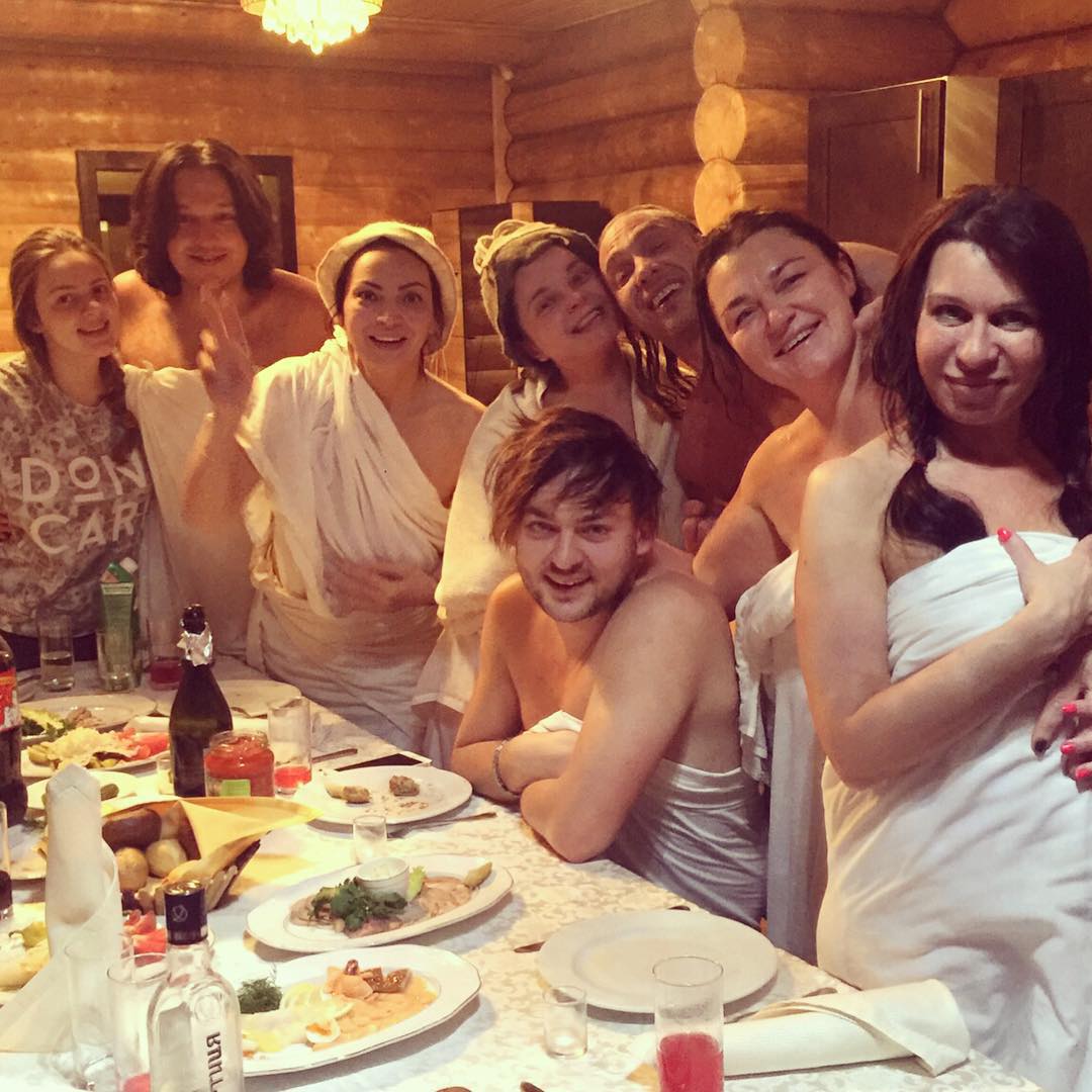 Наташа Королева и Тарзан предпочитают ходить в баню большой компанией.