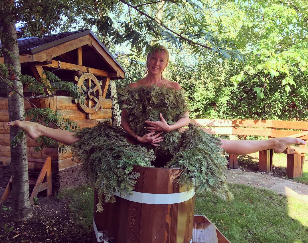 Танцовщица совсем не боится колючих веников.