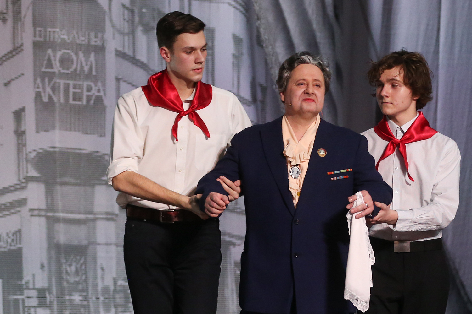 Актер Эдуард Радзюкевич (в центре).