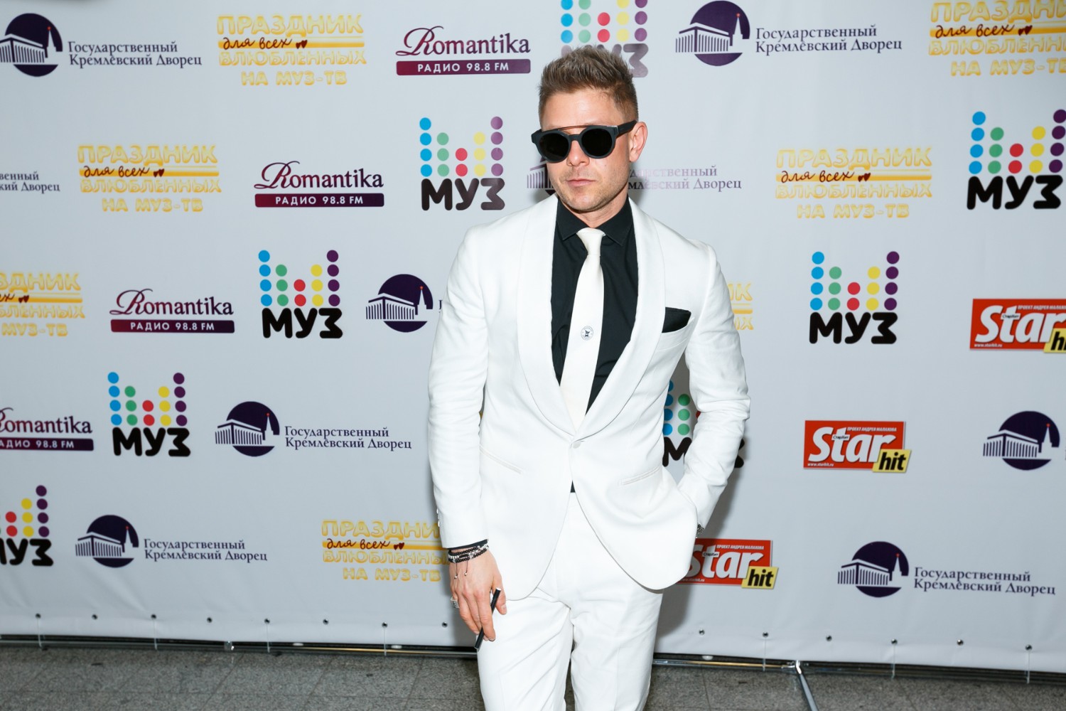 Митя Фомин - человек в белом.