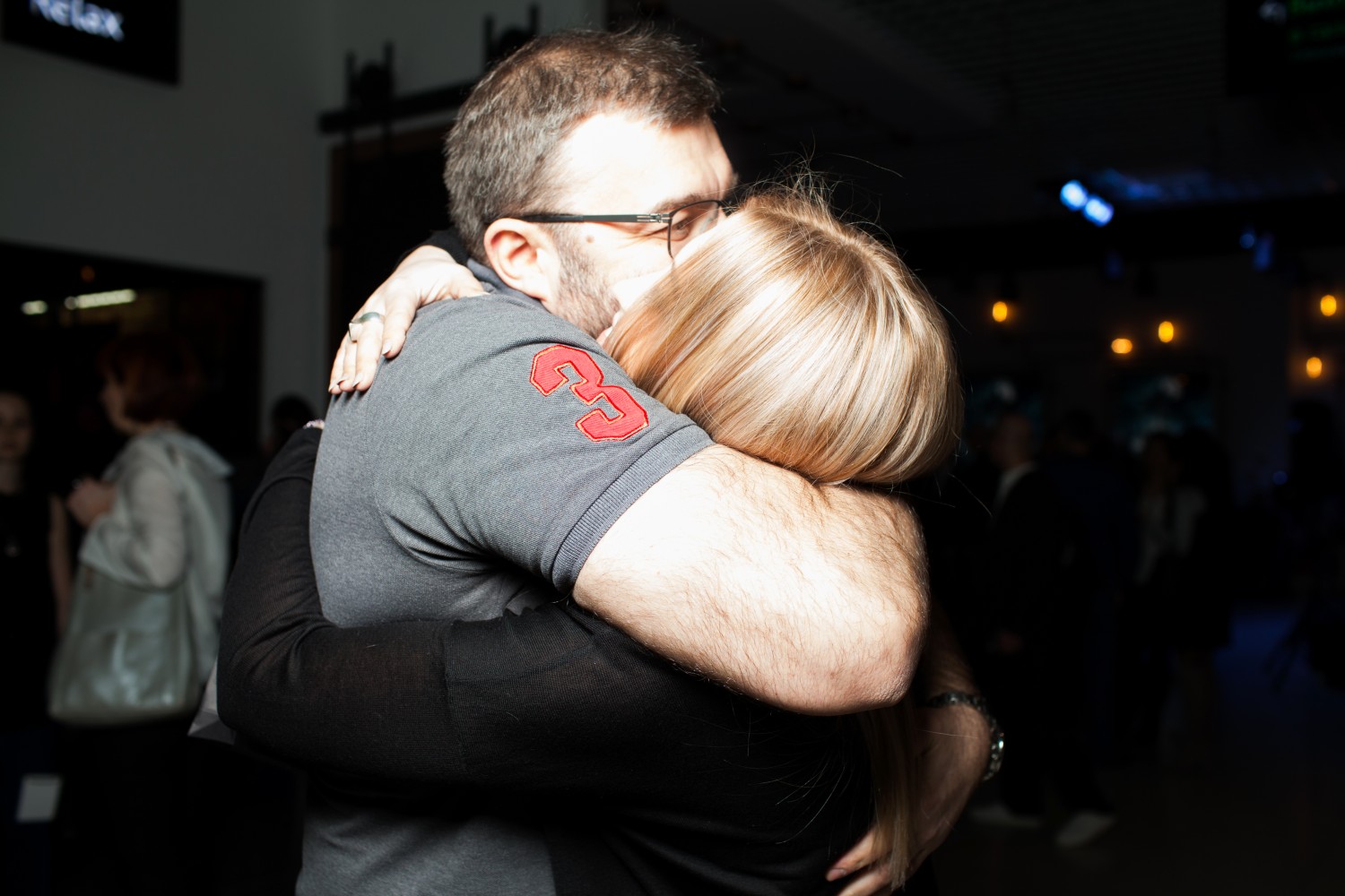 Увидев на красной дорожке свою партнершу по фильму Аглаю Шиловскую, Михаил Пореченков очень обрадовался и крепко ее обнял.