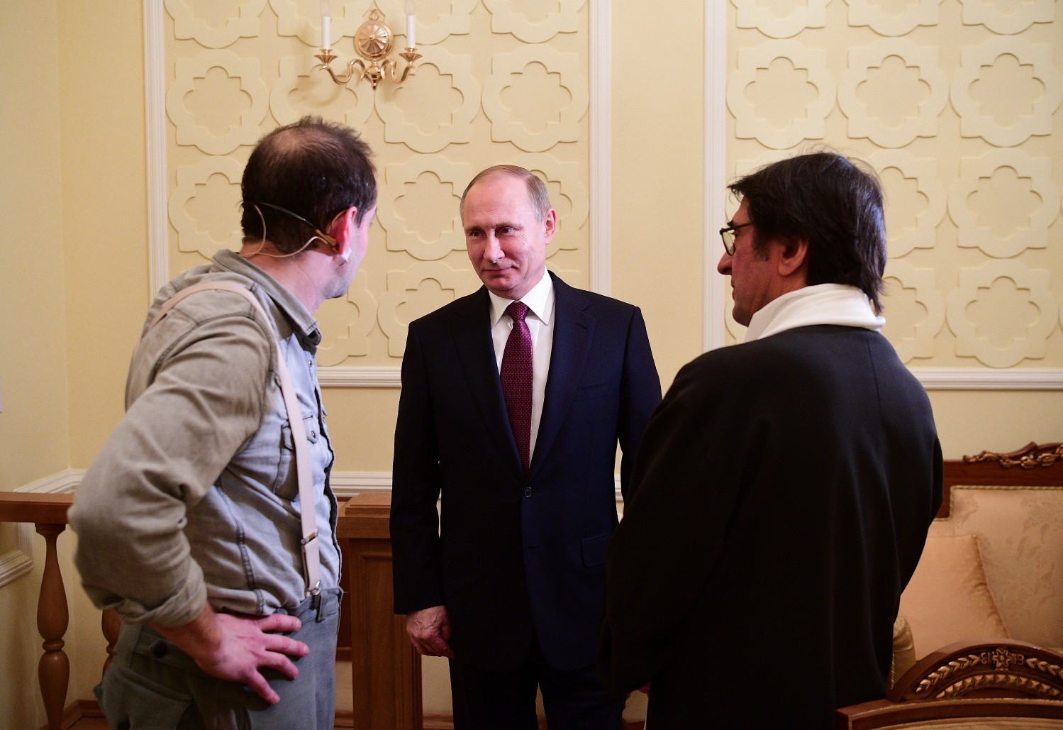 После спектакля Путин прогулялся за кулисы, где пообщался с Хабенским и Башметом.