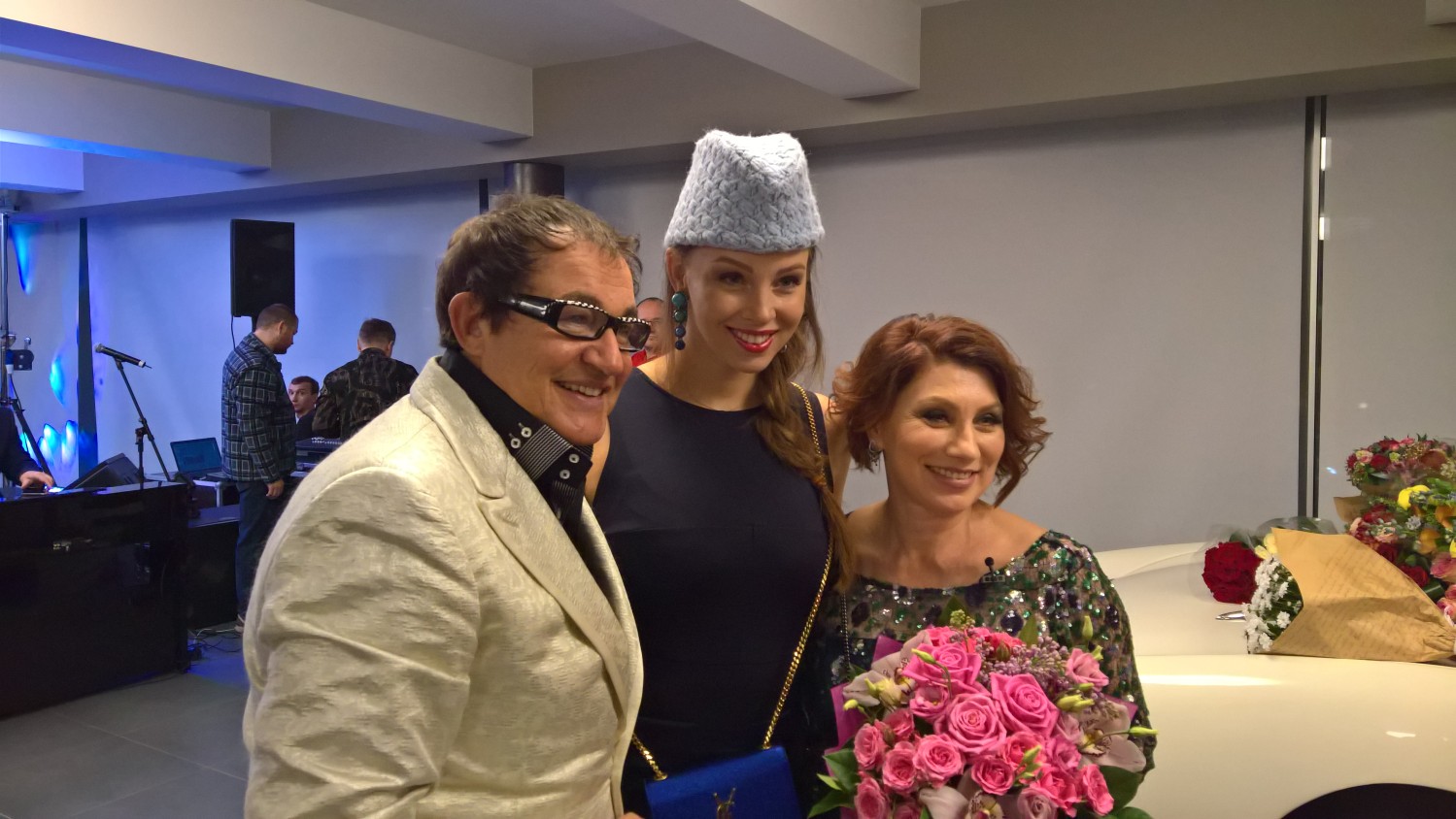 Дмитрий Дибров с супругой поздравляют Сябитову.