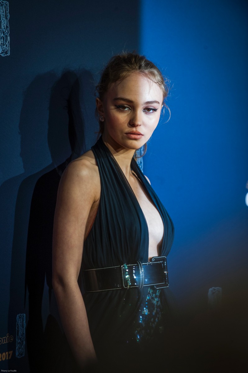 Настоящим украшением мероприятия стала Лили-Роуз Депп - дочь Ванессы Паради и Джонни Деппа.