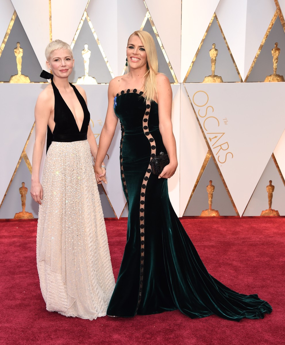 Мишельл Уильямс и Бизи Филлипс.