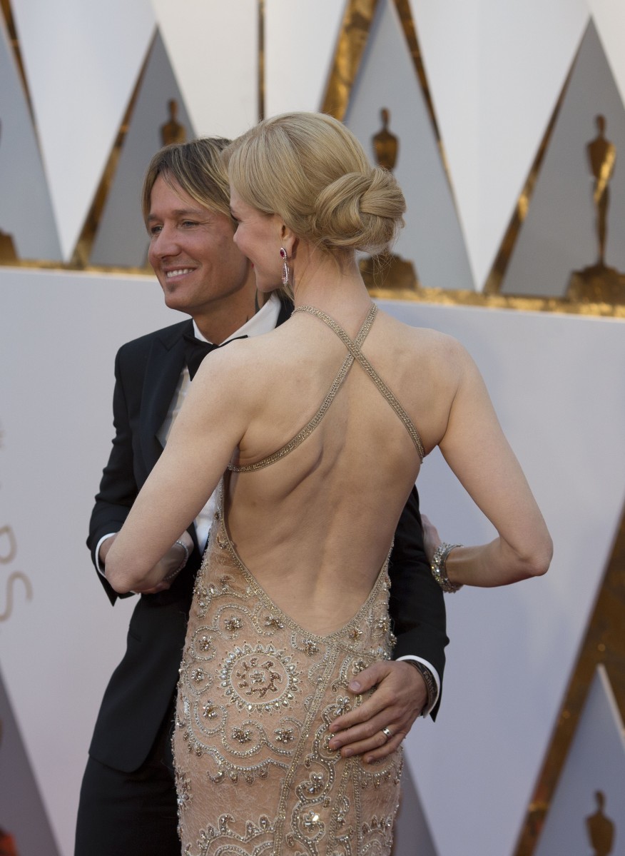 Фотографы поймали интимный жест кантри-исполнителя.