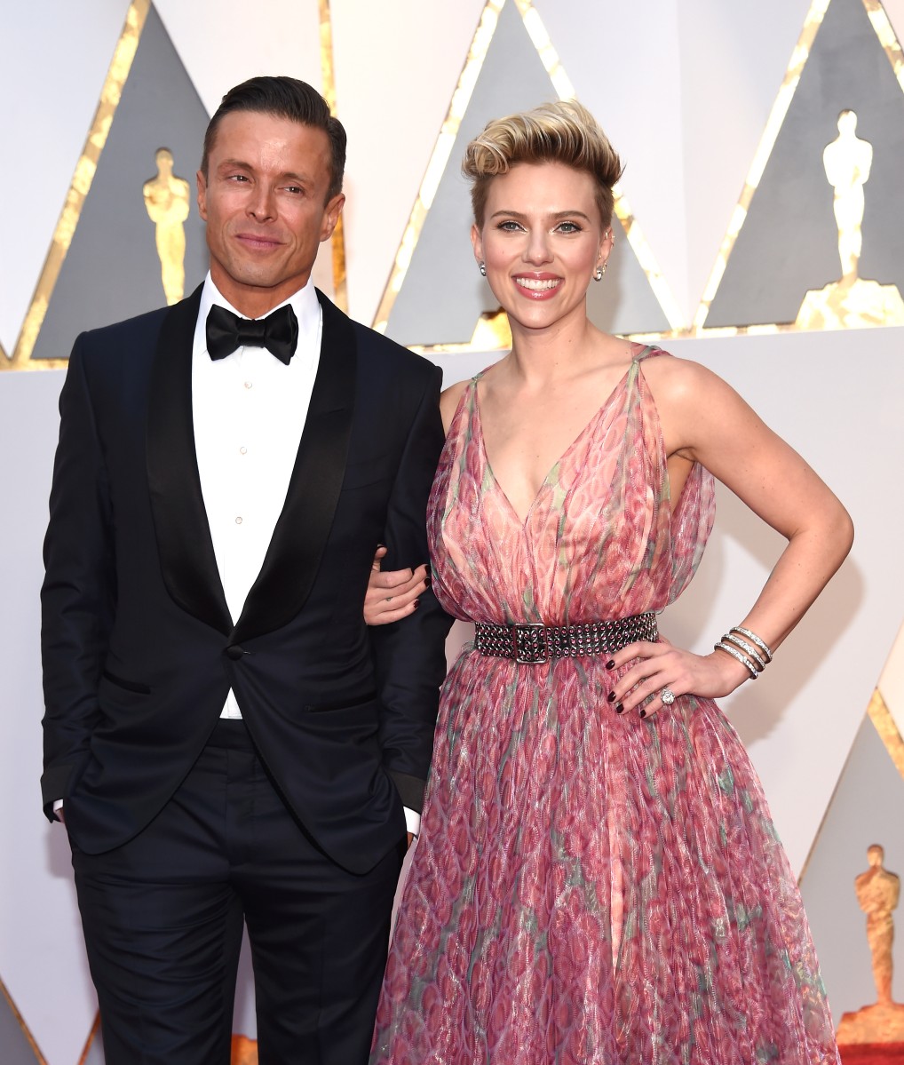 Скарлетт Йоханссон со спутником.