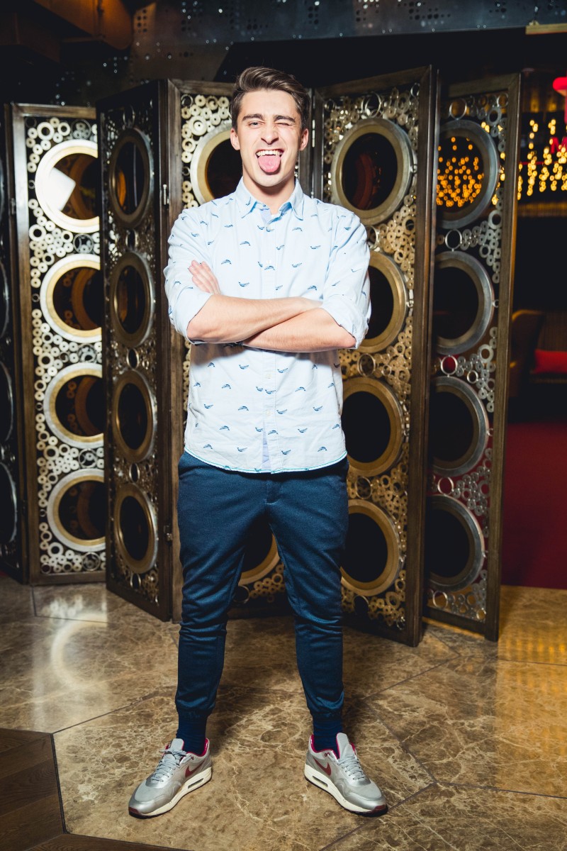 Телеведущий Артем Королев.