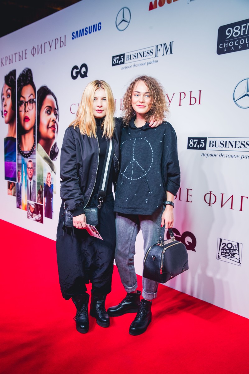 Вместе с Аглаей на красной дорожке позировала актриса Анна Цуканова-Котт.