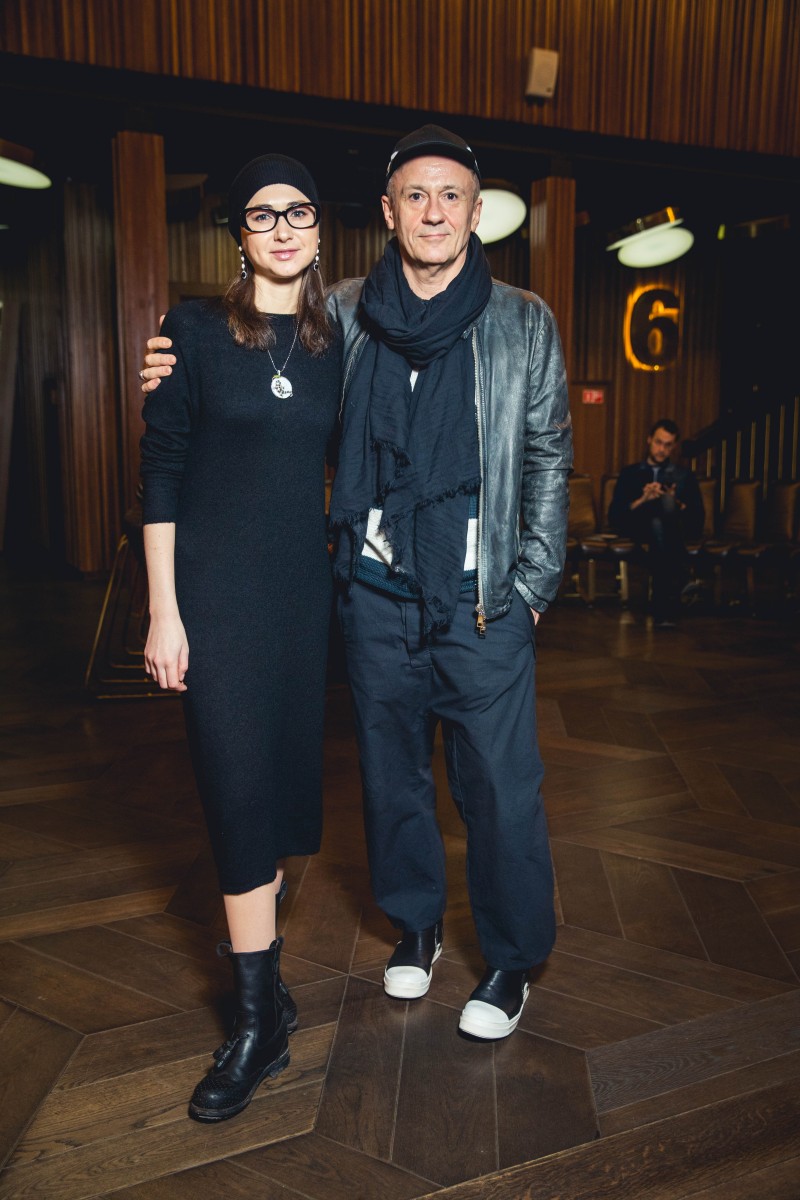 Олег Меньшиков наслаждался драмой "Скрытые фигуры" в обществе своей жены Анастасии Черновой.