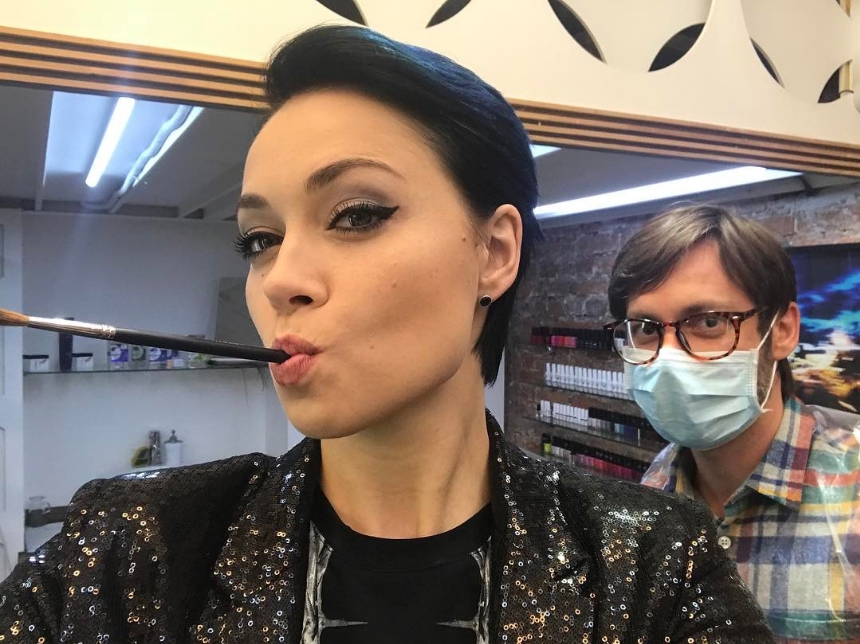 Сейчас артистка носит короткие темные волосы.