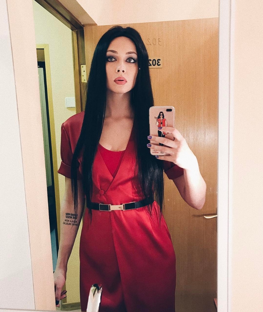 Но и длинные локоны ей к лицу.