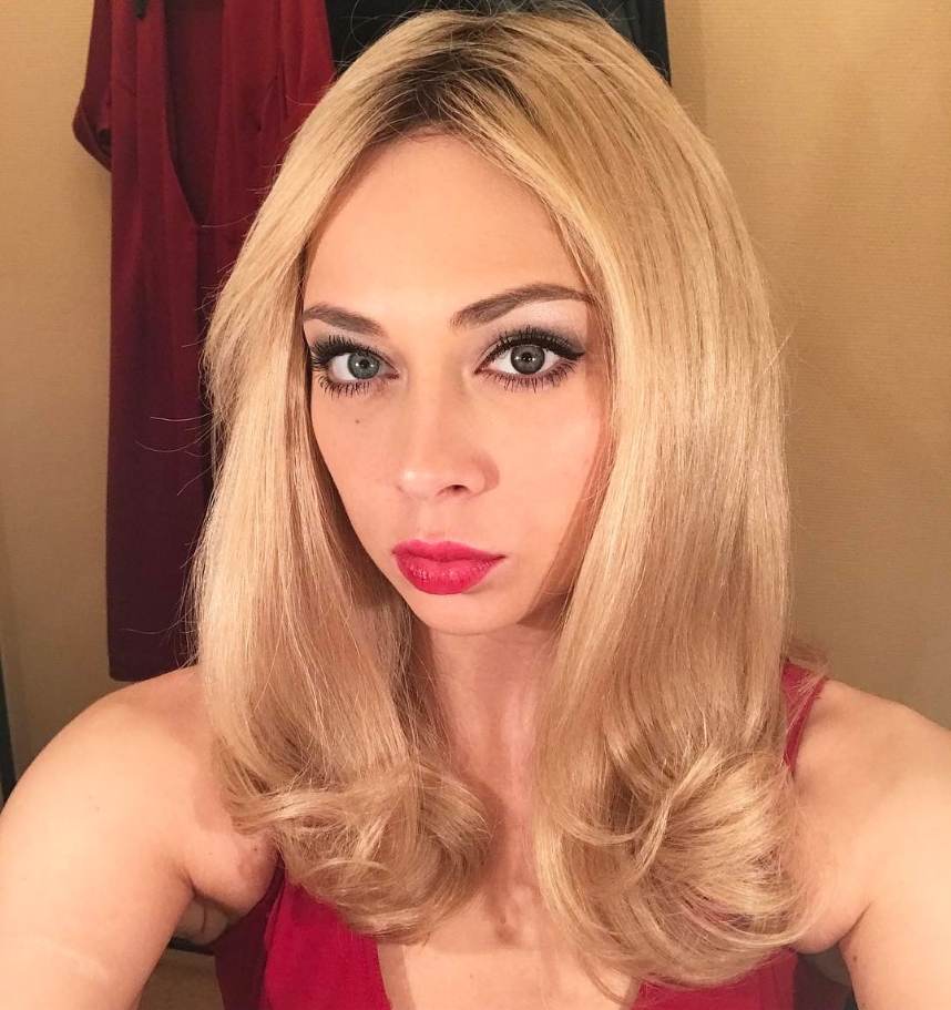 Самбурской к лицу и светлые волосы.