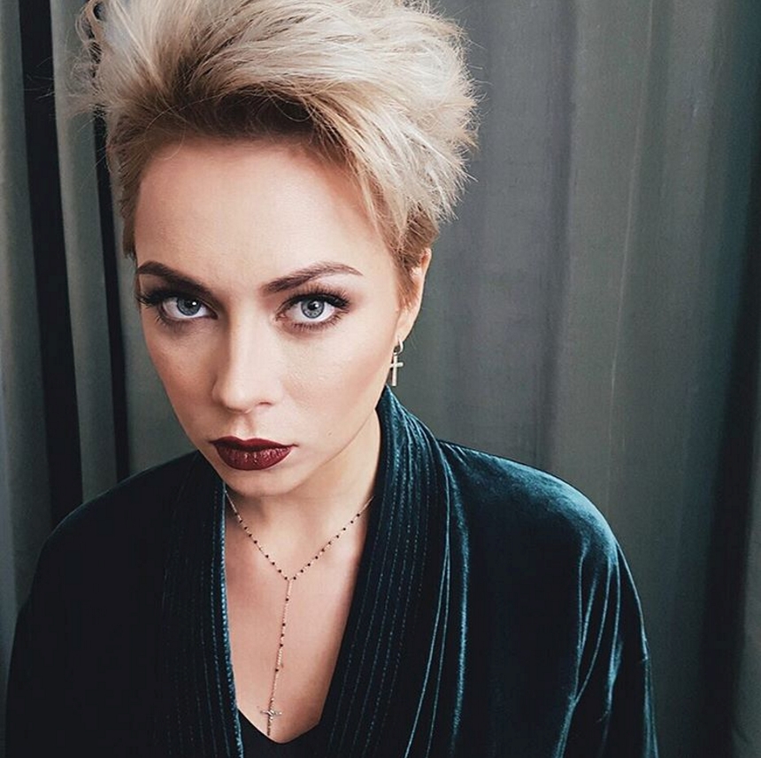 По словам самой Настасьи. органичнее всего она себя ощущает с короткой стрижкой.