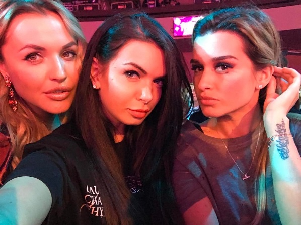 Подружки Анна Городжая, Катя Жужа и Ксения Бородина.