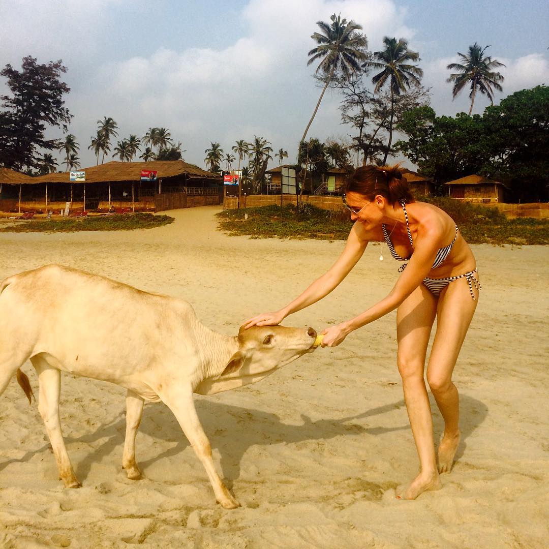 На отдыхе в Гоа Люба развлекается как может.