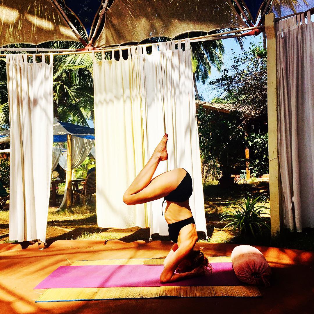 Одно из главных увлечений актрисы - йога.