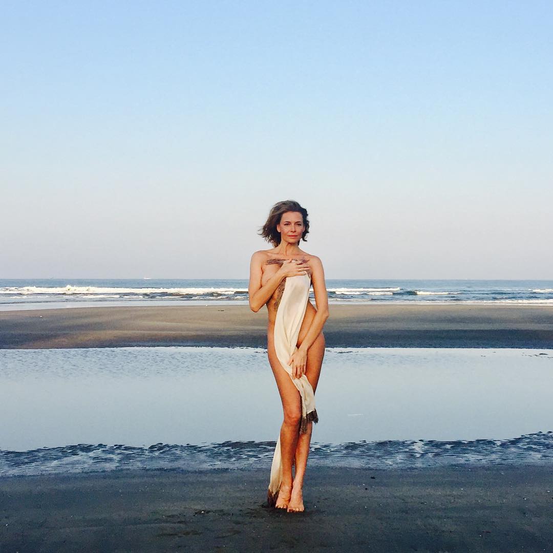 Сама Любовь называет себя на этой фотографии "Венерой стыдливой".