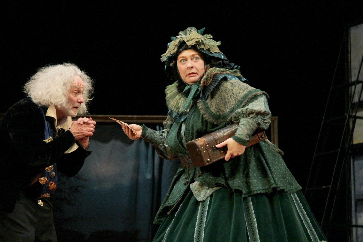 Героиня Ароновой в спектакле "Лес" - богатая барыня, которая жаждет любви гимназиста.