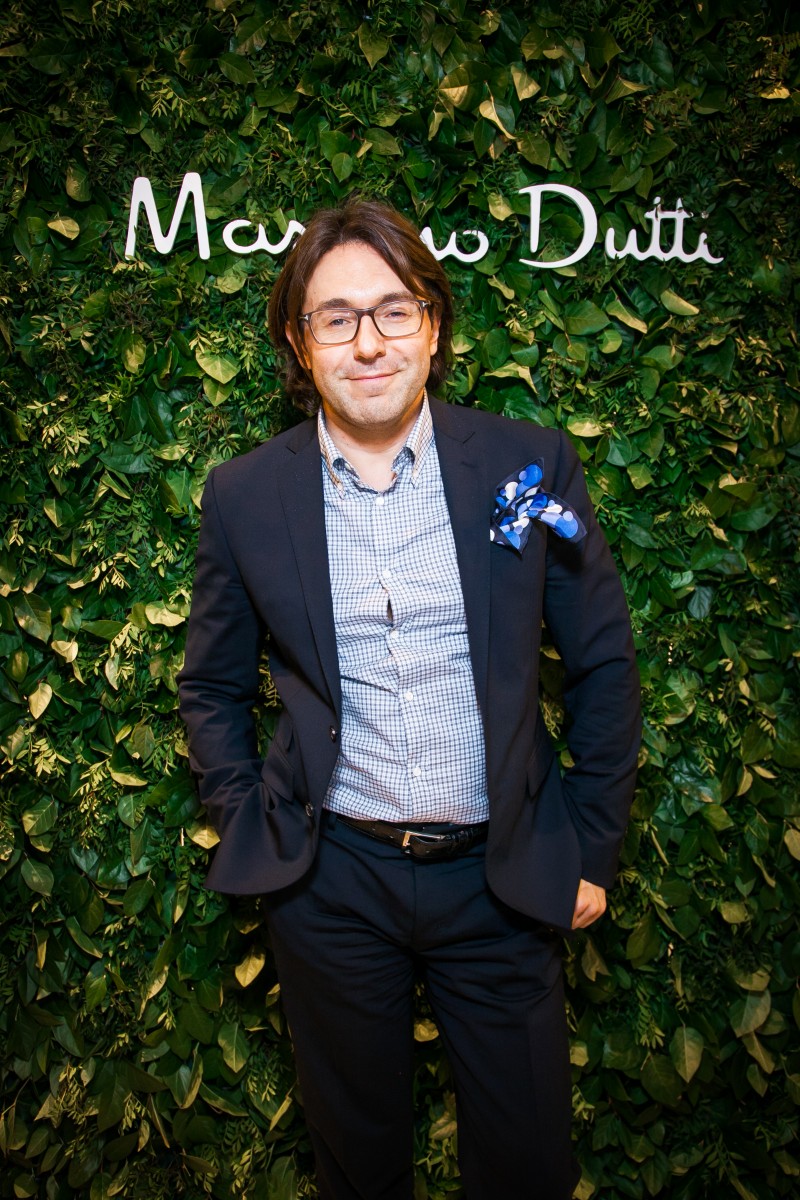 В Москве прошел коктейль по случаю открытия люксового магазина одежды. Оценить шедевры дизайнерского искусства пришли главные звездные модники, среди которых был Андрей Малахов.