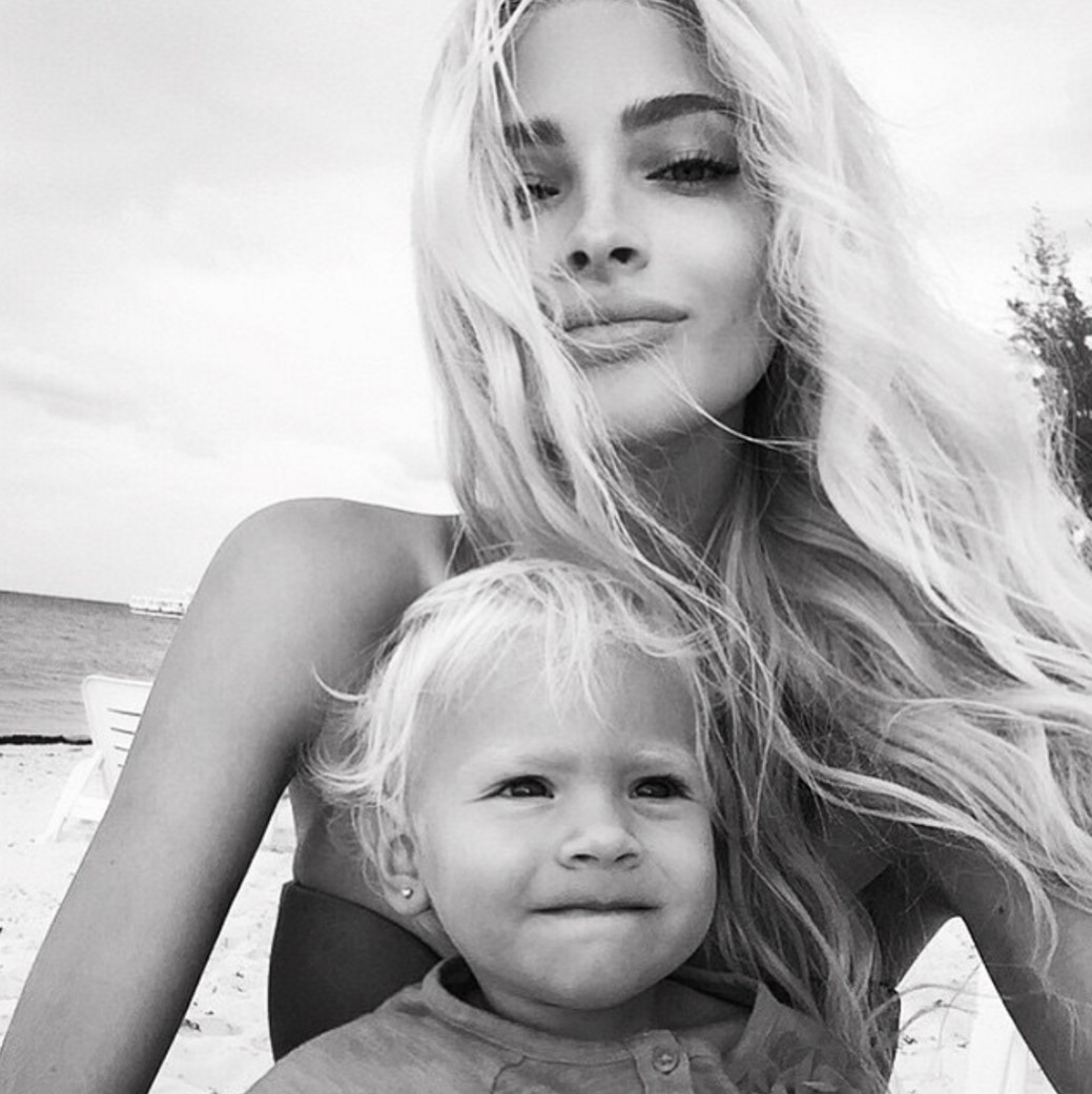 С дочкой проводит время и мать, модель Алена Шишкова.