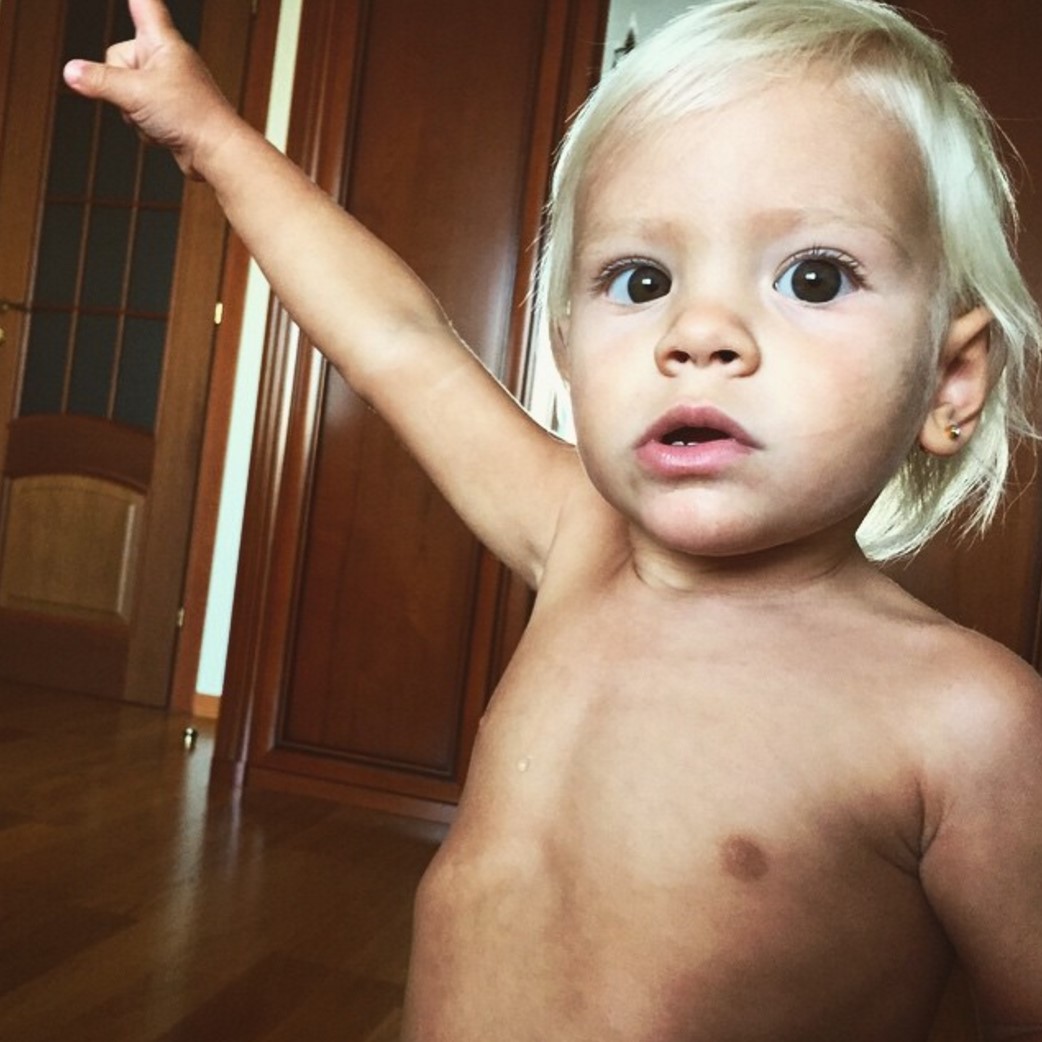 Девочка растет любознательным ребенком.