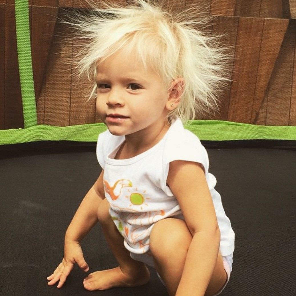 Алиса обожает прыгать на батуте.