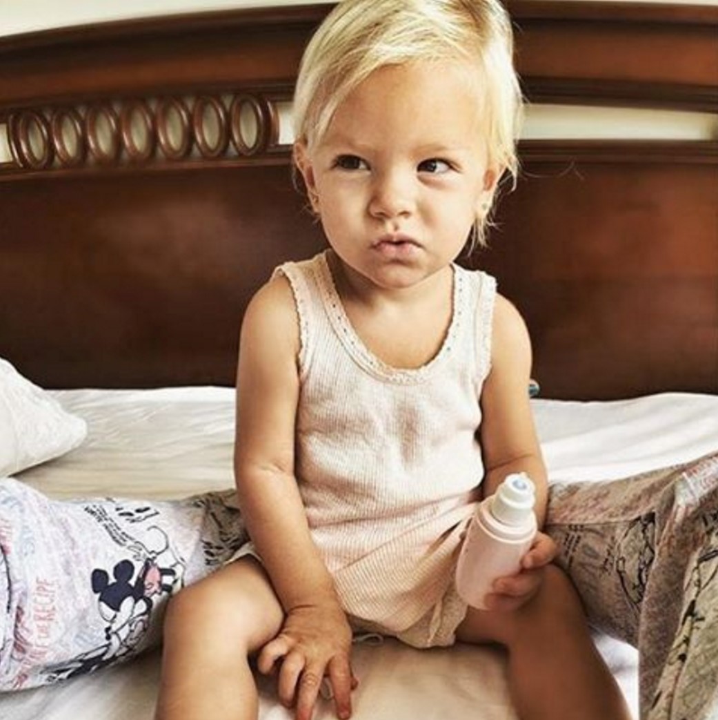 Тимати часто фотографирует дочку.