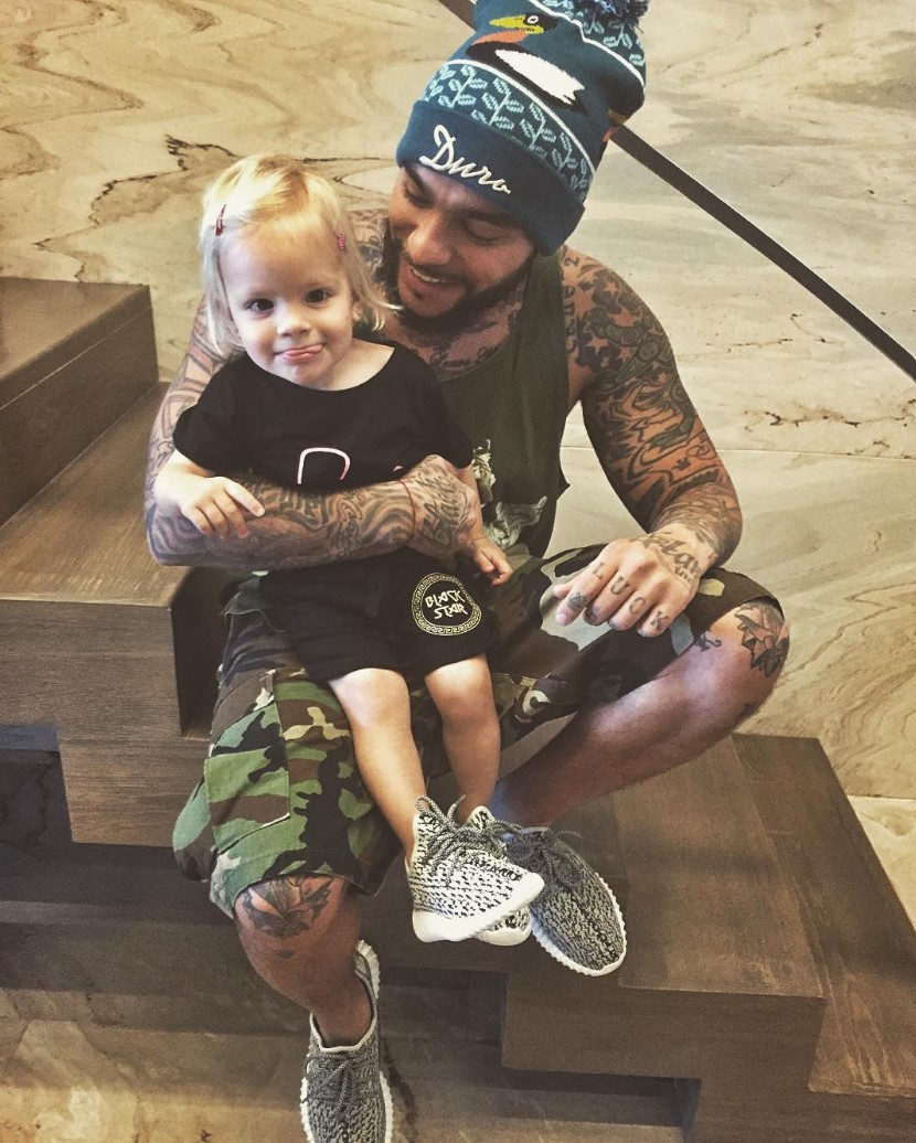 Папа и дочь много позируют вместе.