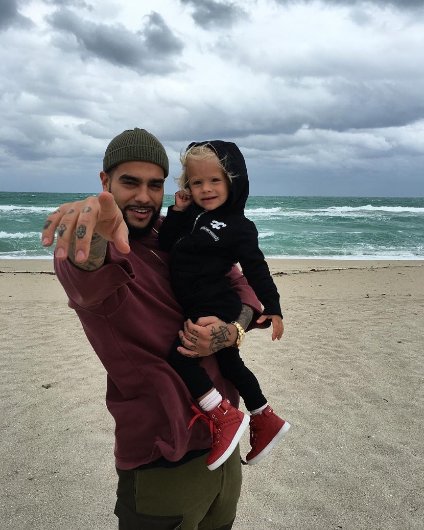 Говорят, девочка живет в Доминикане.