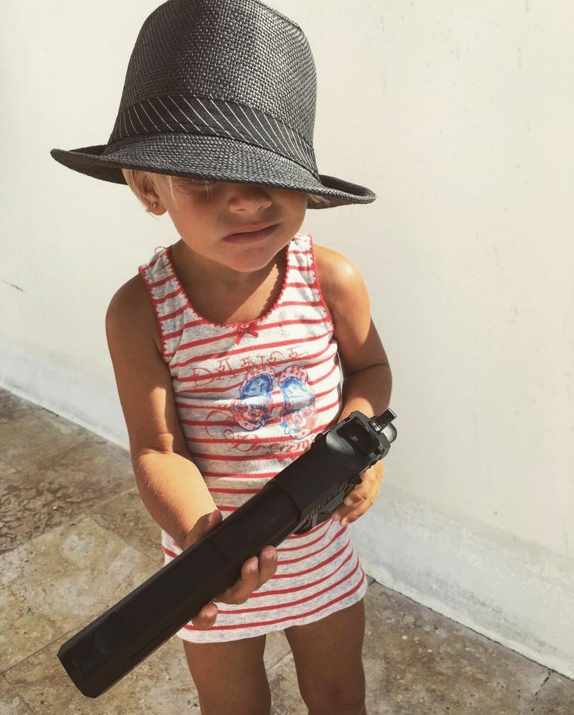 Девочка растет пацанкой.