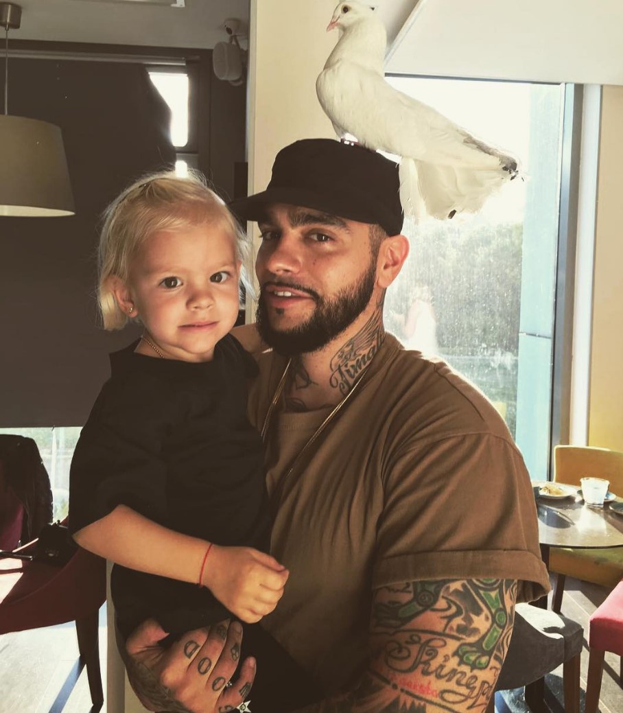 Алиса обожает зверушек и птиц.