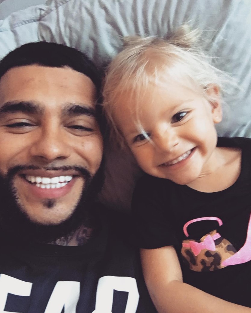 Папа и дочь счастливы вместе.