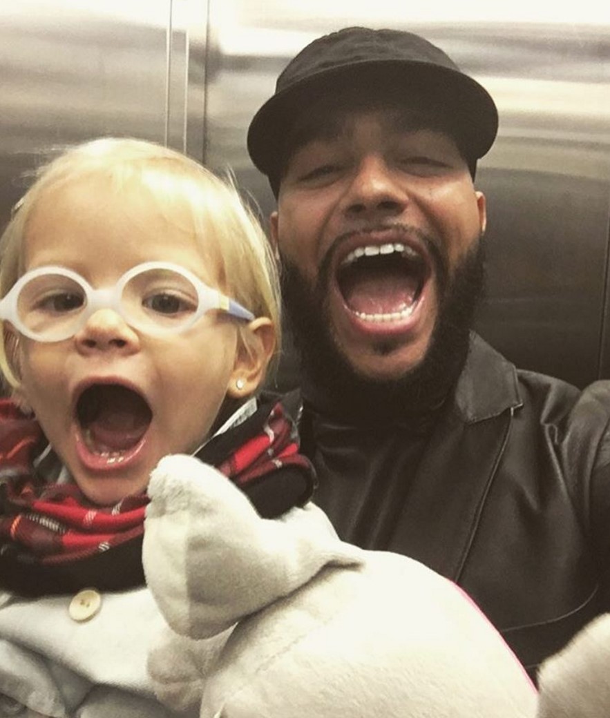 Иногда Алиса носит корректирующие очки.