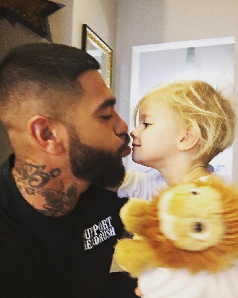 Алиса носит модную стрижку.