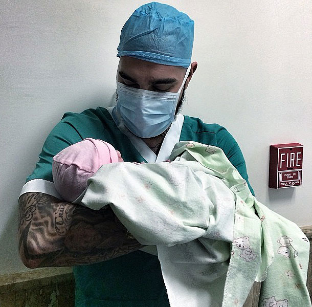 Алиса родилась ростом 53 см и весом 4 кг.