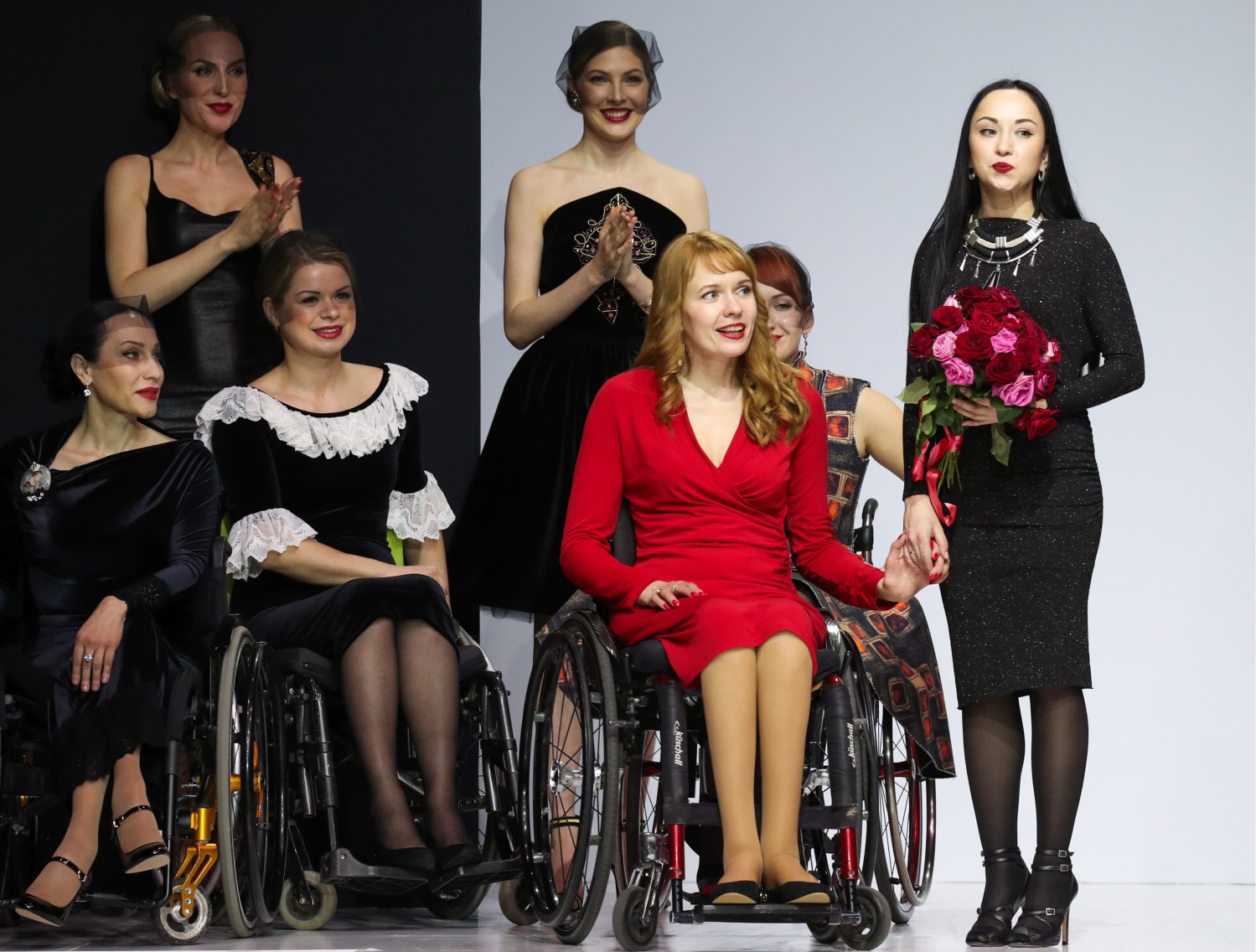 По традиции в конце показа на подиуме появилась сама модельер.