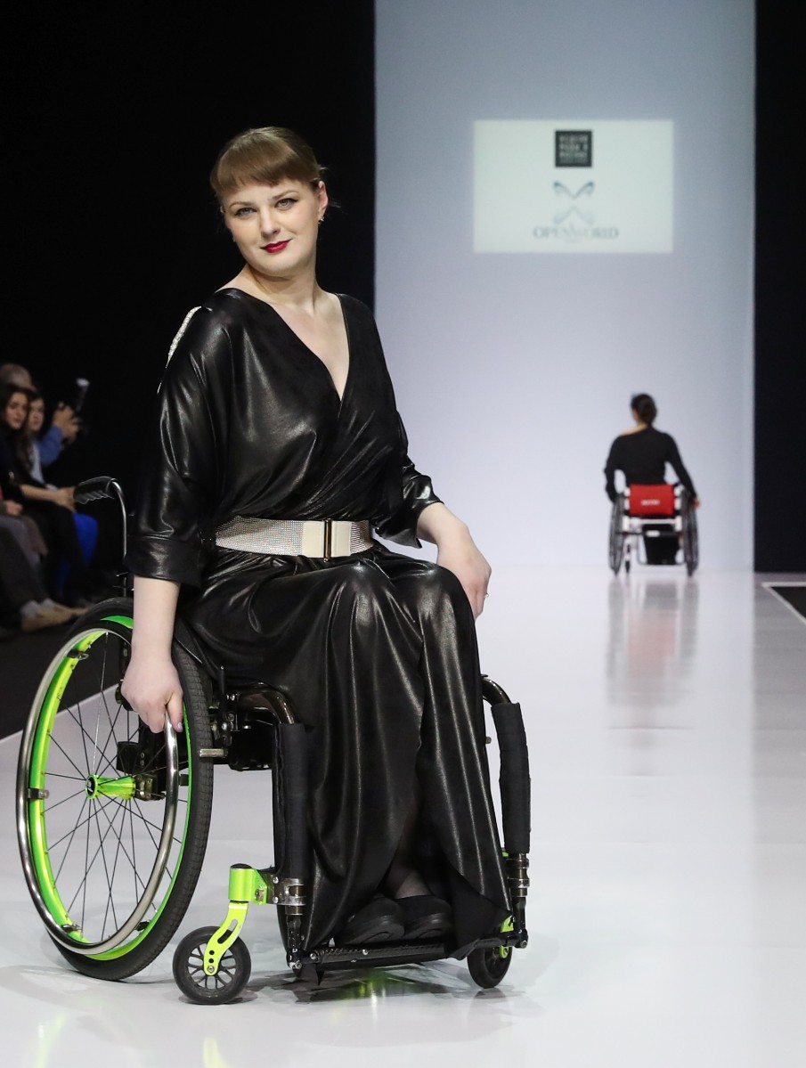 Черный цвет лишь придает богатство образу.