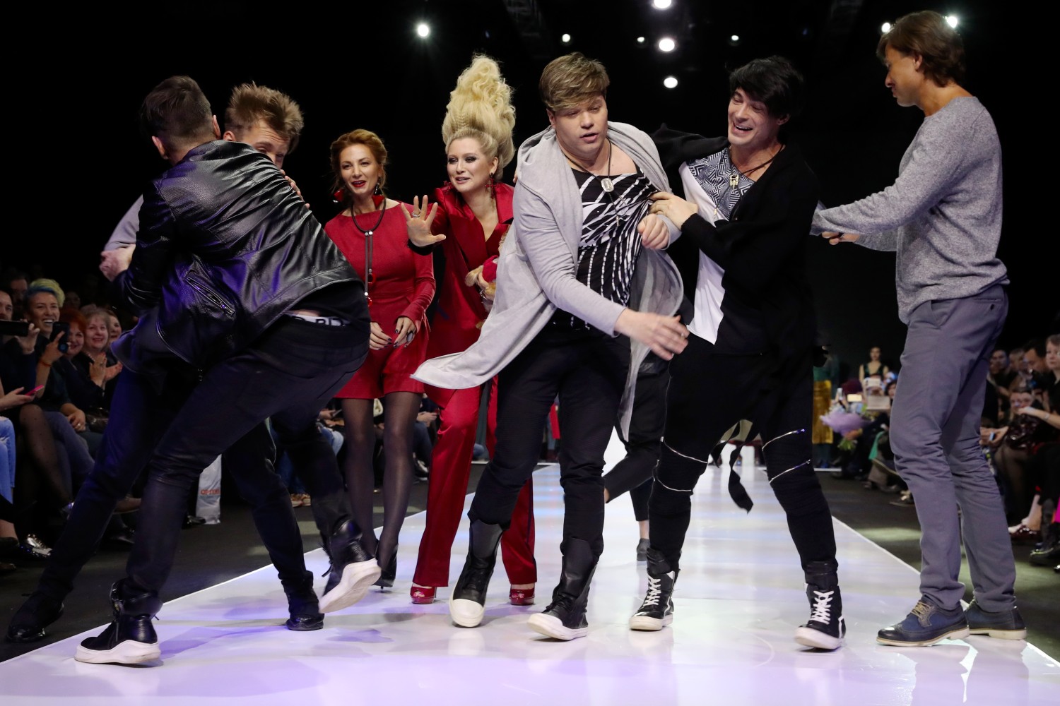 Группа "На-На", дизайнер ЕКатерина Романова, Лена Ленина (в брючном костюме), певец Прохор Шаляпин (крайний справа).