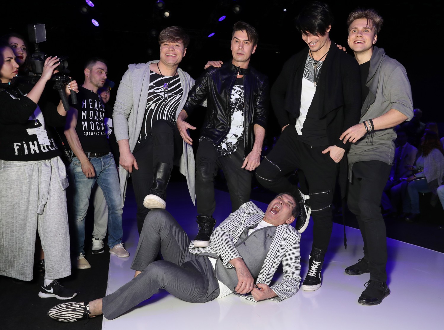 Группа "На-На" и продюсер Бари Алибасов (лежит на полу).