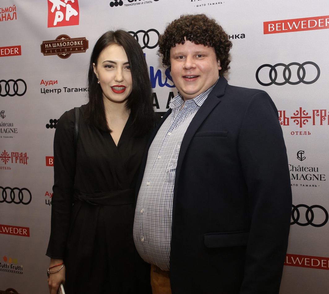 Актер Евгений Кулик со спутницей.