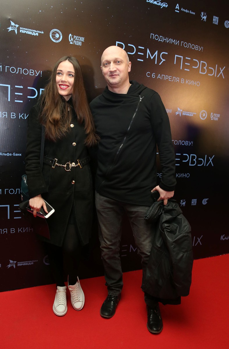Актер Гоша Куценко со спутницей.