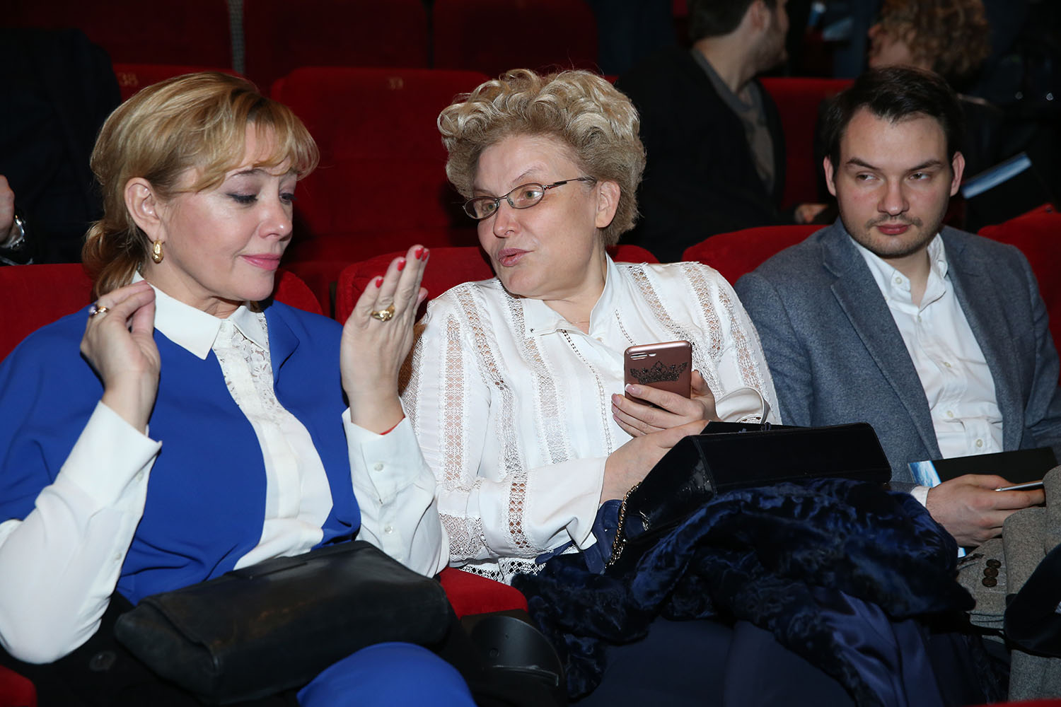 Ведущие Арина Шарапова и Елена Малышева с сыном.